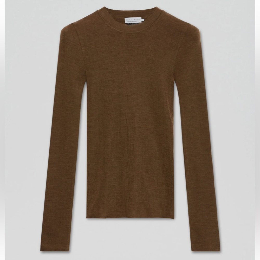 Light as a feather. 100% merino wool. The Babywool Crew Sweater in hazelnut.